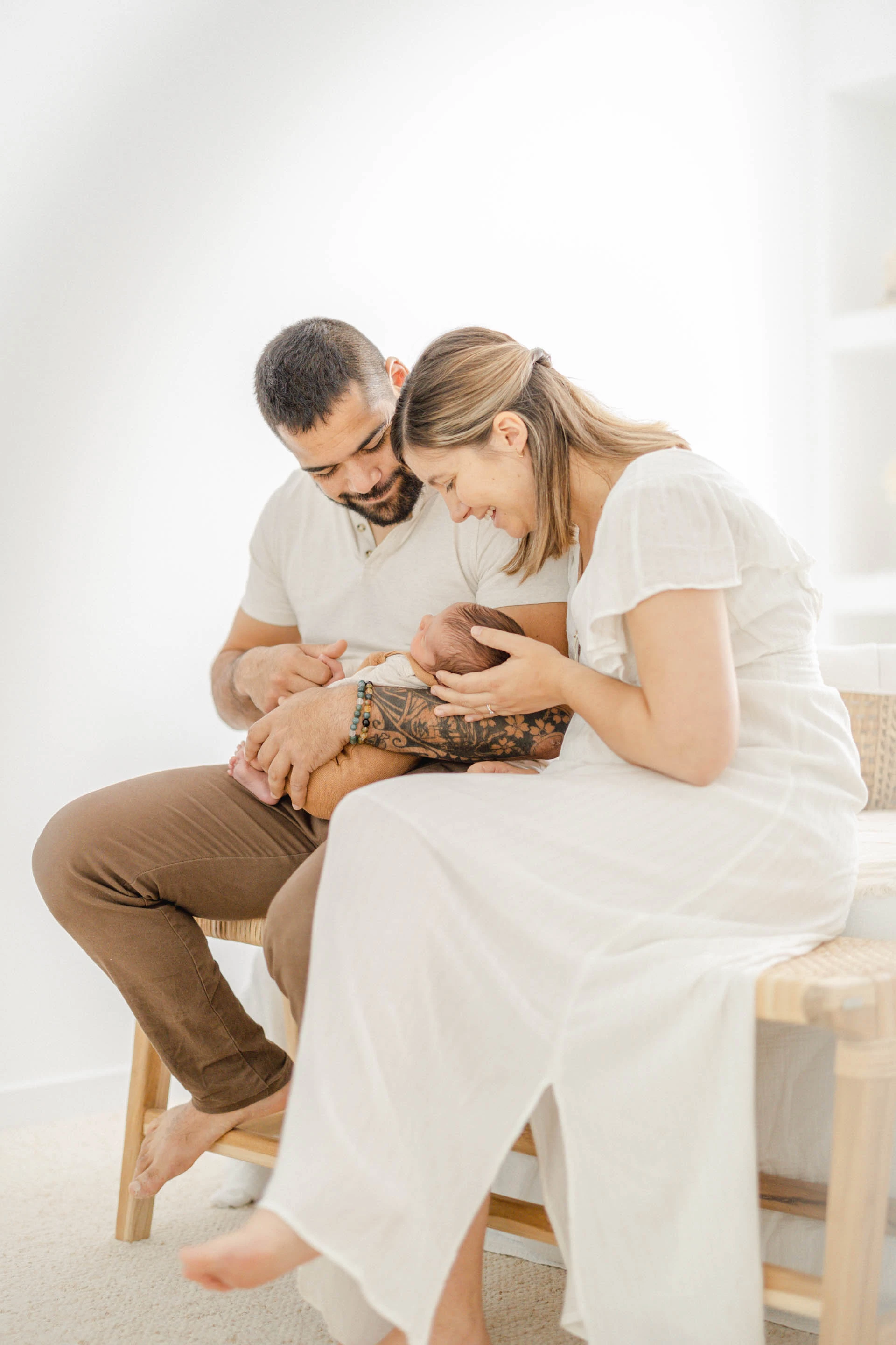 bonheur amour geste se tenir la main gris